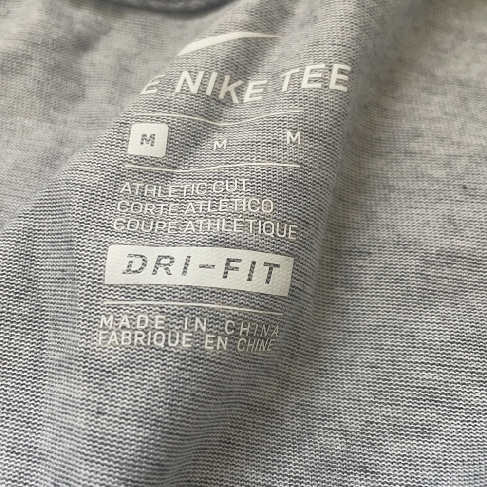 Women’s Nike Shirt!! - Picture 2 of 3
